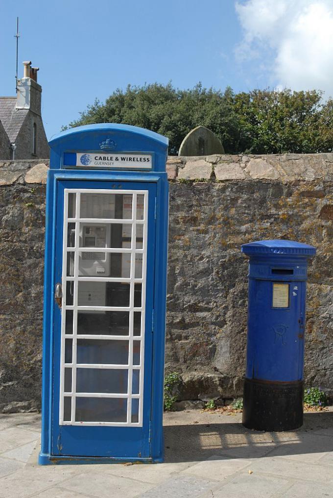 Телефонная будка в Святой Анне на острове Alderney, части бейливика Гернси